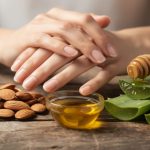 découvrez des astuces naturelles efficaces pour renforcer vos ongles fragiles et retrouver des mains belles et en bonne santé.
